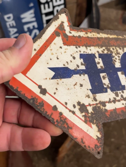 Hood Tires Die Cut Double-Ended Arrow SST Sign