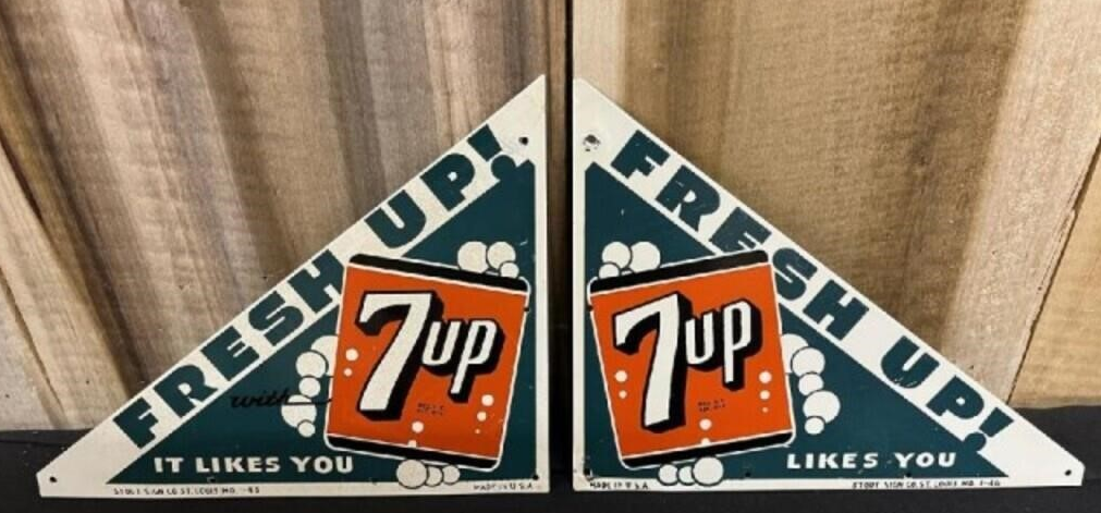 7UP Screen Door Pair of Corner SST Signs